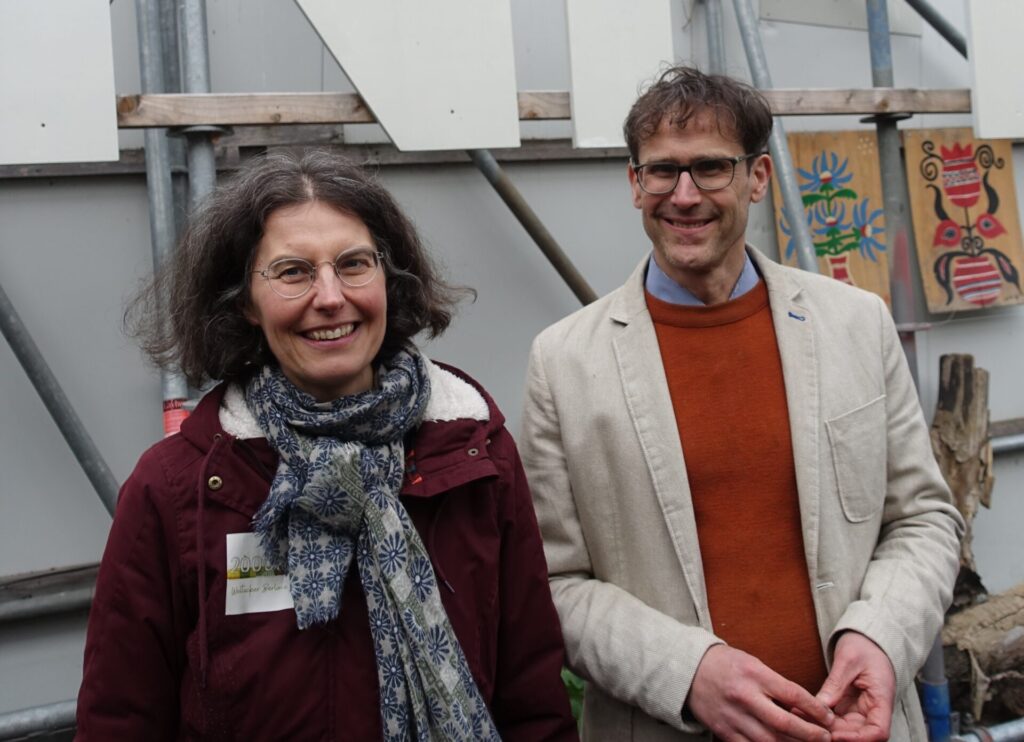 Karin Pirhofer und Boris Jöns lachen in die Kamera.