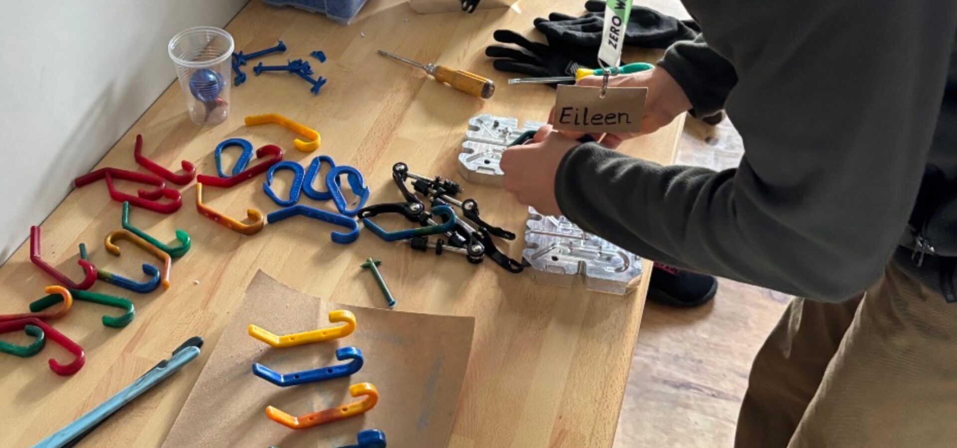 Blick auf einen Arbeitstisch mit verschiedenen Plastikteilen.