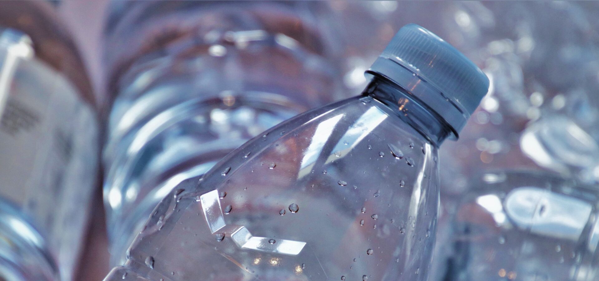 Plastikflasche und im Hintergrund weitere Flaschen.